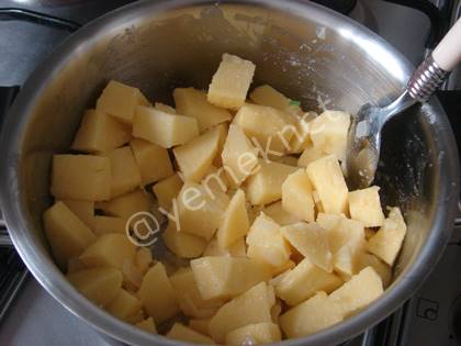 Yeşil Otlu Patates Çorbası